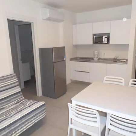 Modern Two-bed Flat With Shared Pool And Hot Tub Apartamento