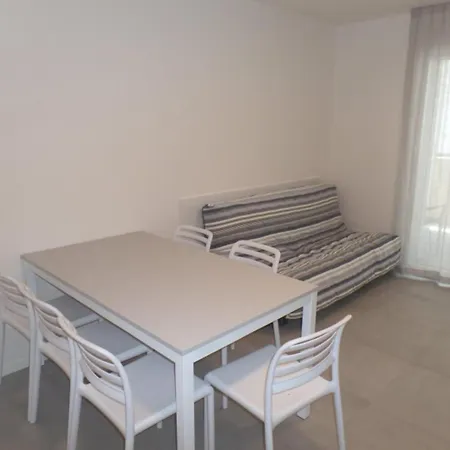 Modern Two-bed Flat With Shared Pool And Hot Tub Apartamento