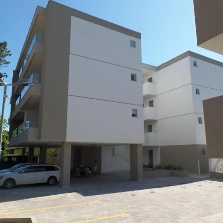 Modern Two-bed Flat With Shared Pool And Hot Tub Apartamento