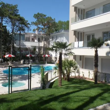 Modern Two-bed Flat With Shared Pool And Hot Tub Bibione
