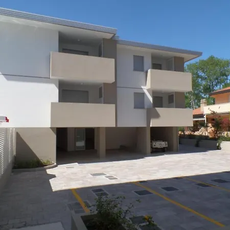 Modern Two-bed Flat With Shared Pool And Hot Tub Apartamento Bibione