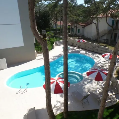 Modern Two-bed Flat With Shared Pool And Hot Tub