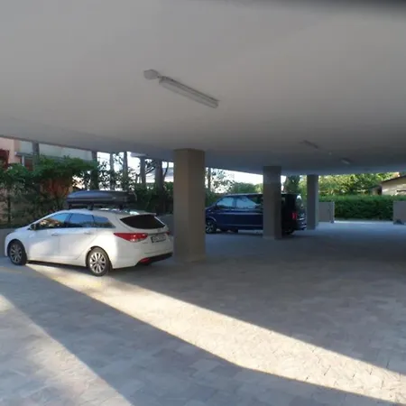 Modern Two-bed Flat With Shared Pool And Hot Tub